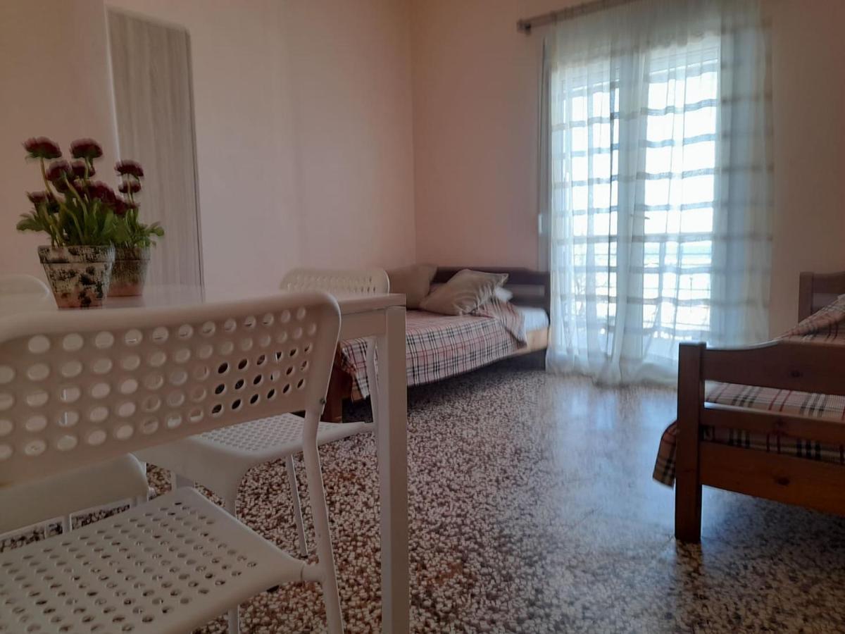 Isalos Apartments Studios Néoi Epivátai Extérieur photo